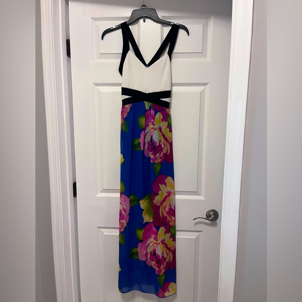 Closet Cleanout!! Adorable maxi dress, size small, never worn only tried on!!